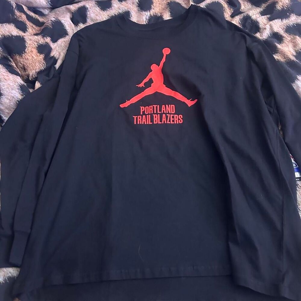 Nba Men's Black and Navy T-shirt